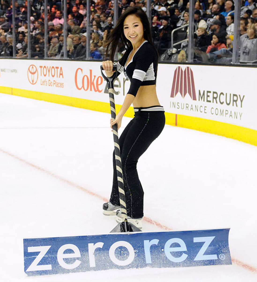 140505161003-los-angeles-kings-ice-crew-girls-0071403013486-hurricanes-at-kings-single-image-cut.jpg