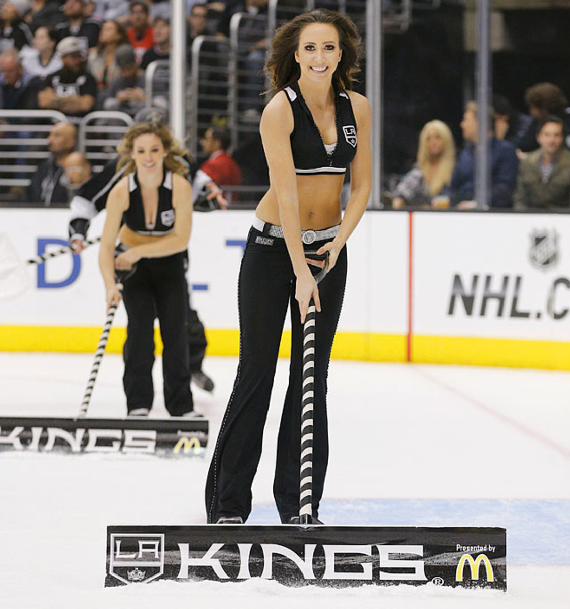 140505161123-los-angeles-kings-ice-crew-girls-269131119-011-lightning-at-kings-single-image-cut.jpg