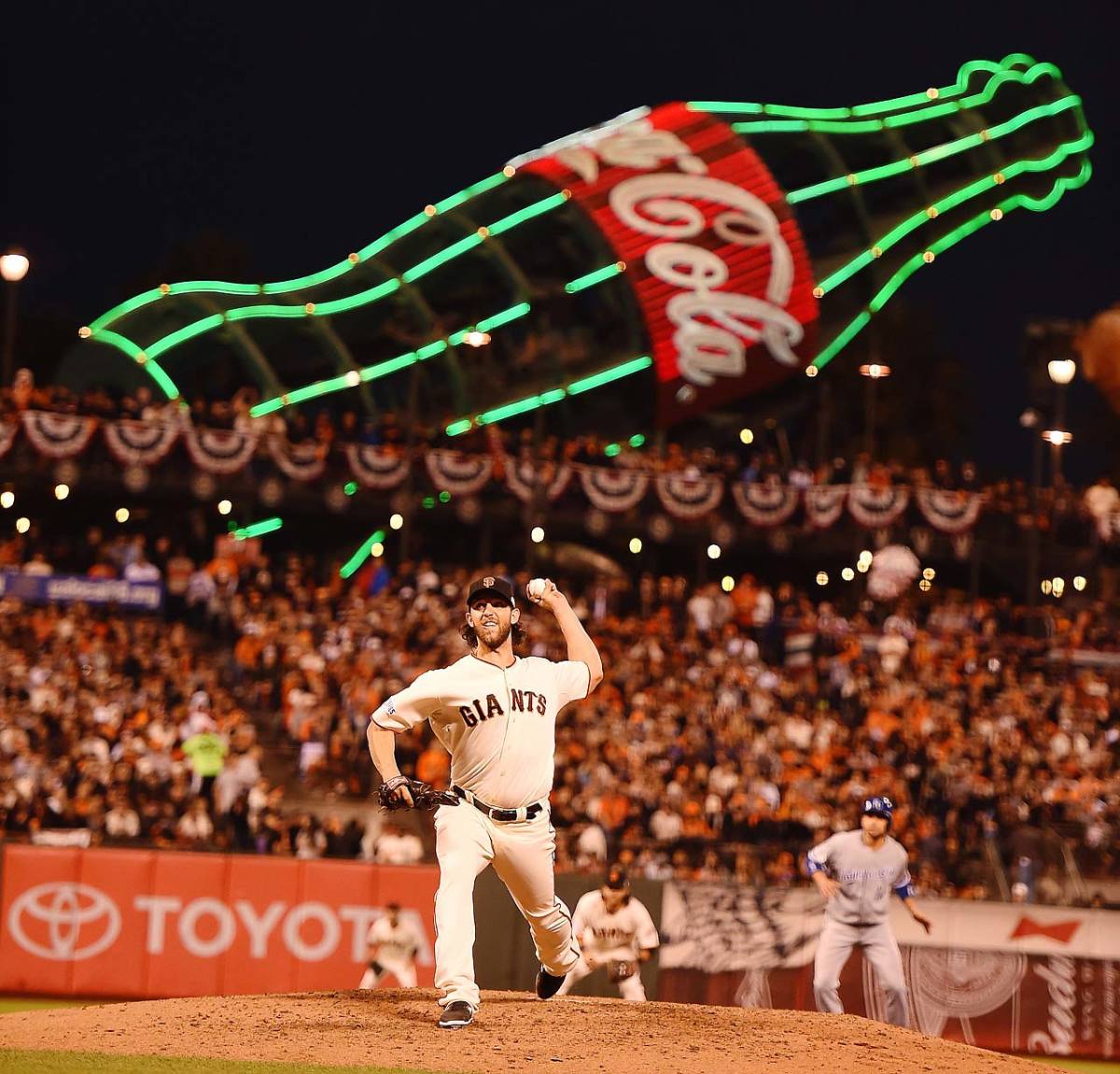 Bumgarner pitches four-hitter as San Francisco shuts out Kansas City, 5-0