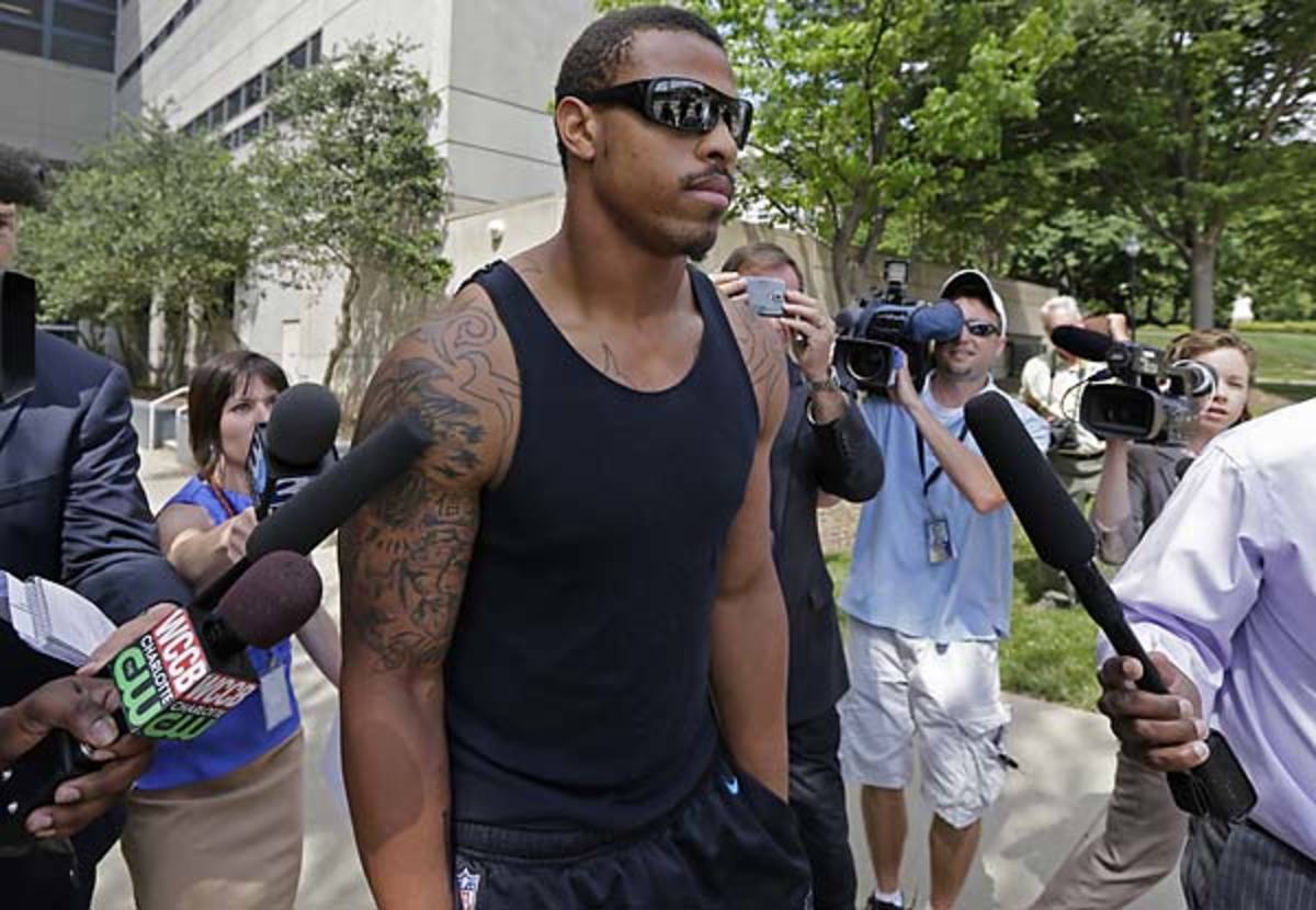 Carolina Panthers DE Greg Hardy turns over 10 guns to authorities after his arrest