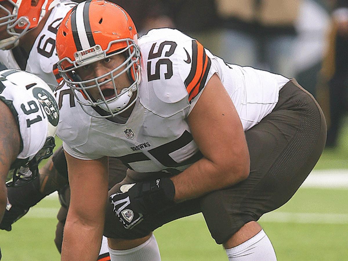 The Browns face a big decision now that Alex Mack has signed an offer sheet with the Jaguars. (Richard A. Bright/Icon SMI)