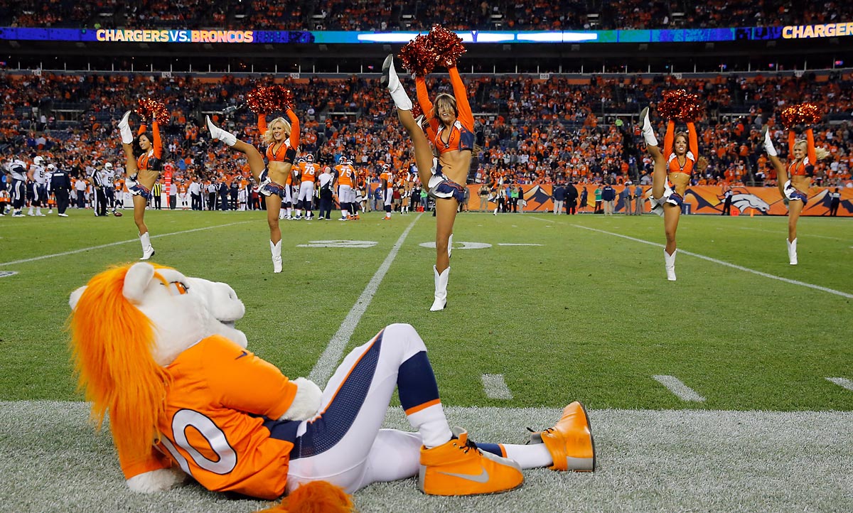 Eagles cheerleaders leading a cheer with their mascot during the NFC  News Photo - Getty Images