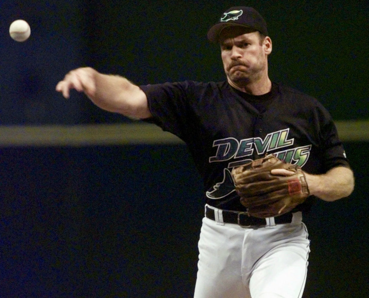 Wade-Boggs-Devil-Rays-pitching.jpg