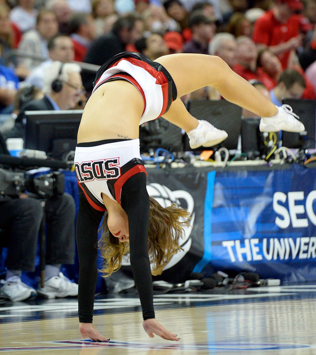 San-Diego-State-cheerleaders-467091782_10.jpg