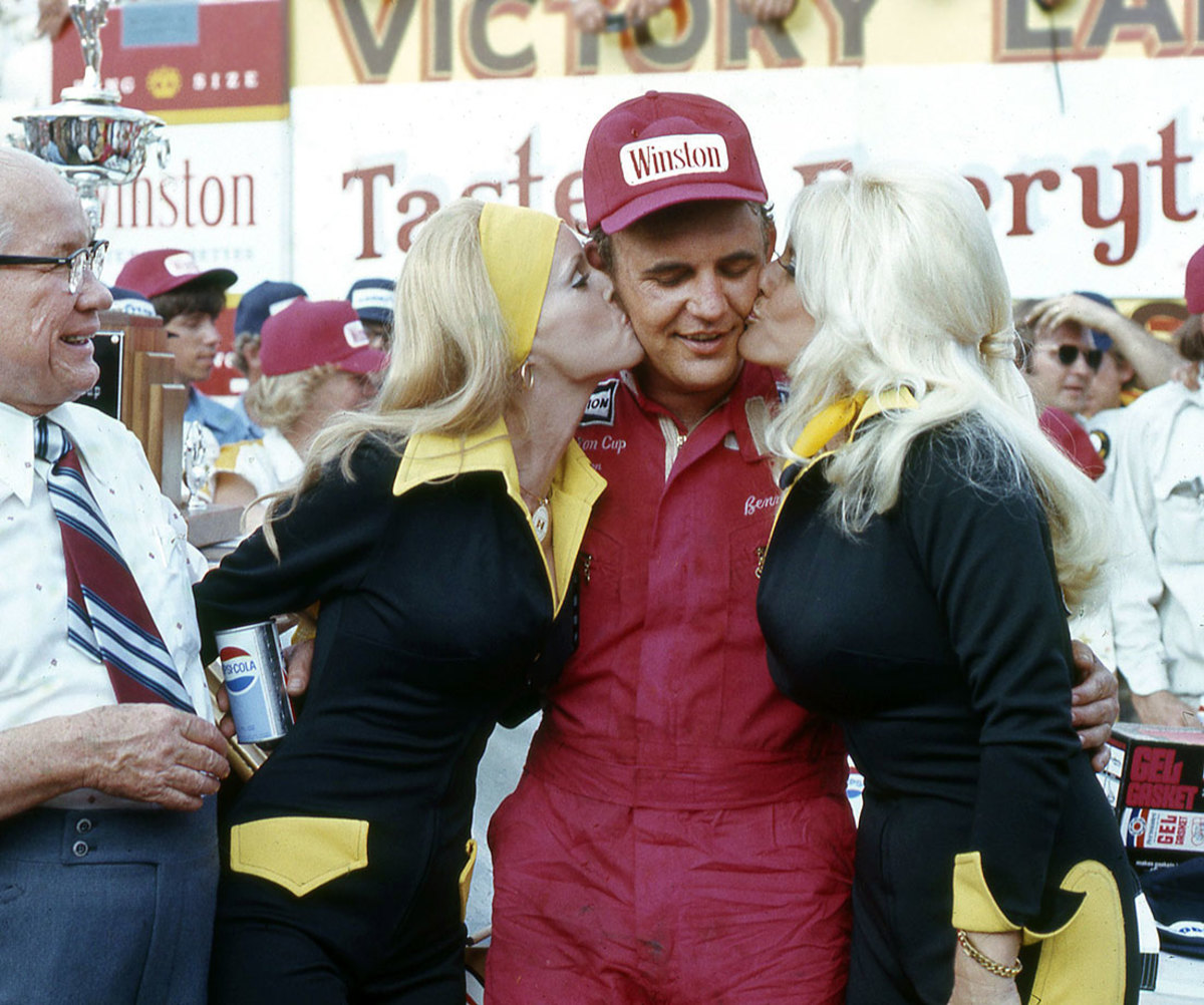 Benny-Parsons-Victory-Lane-kisses.jpg