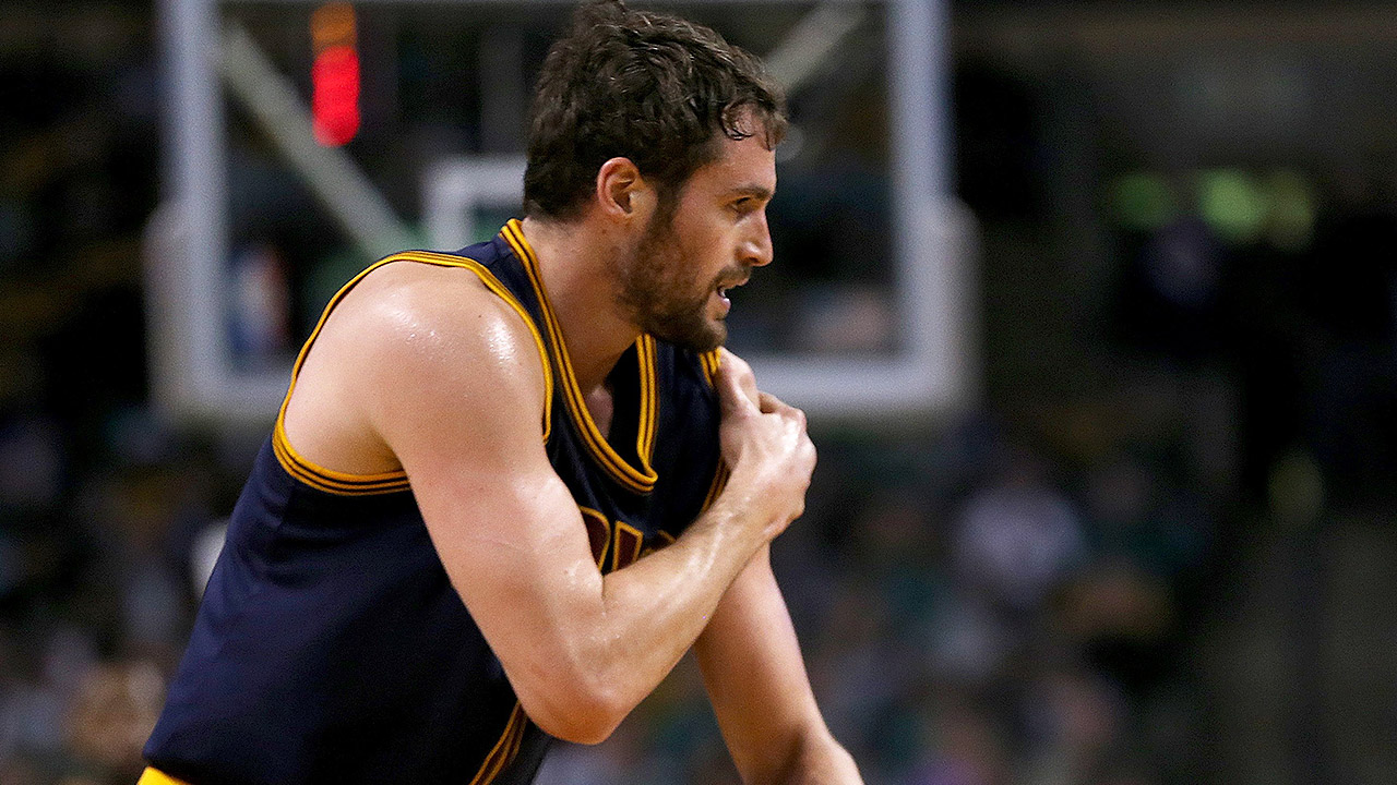 Kevin Love sofre falta dura, desloca ombro e deixa jogo dos Cavaliers - ESPN