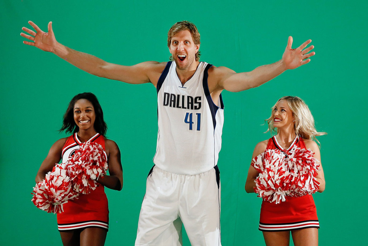 Dallas-Mavericks-Dirk-Nowitzki-cheerleaders.jpg