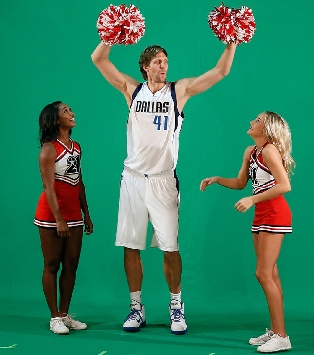 Dallas-Mavericks-Dirk-Nowitzki-pom-poms-cheerleaders.jpg