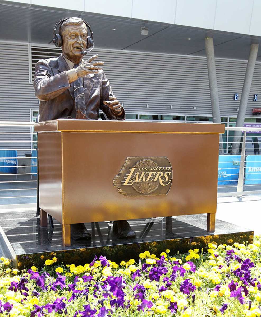 Chick-Hearn-statue.jpg