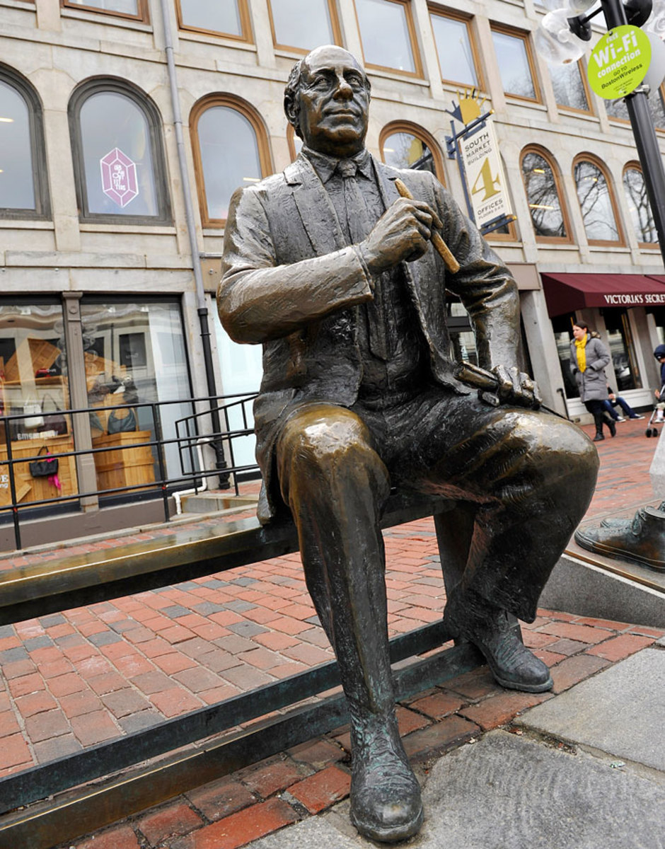 Red-Auerbach-statue.jpg