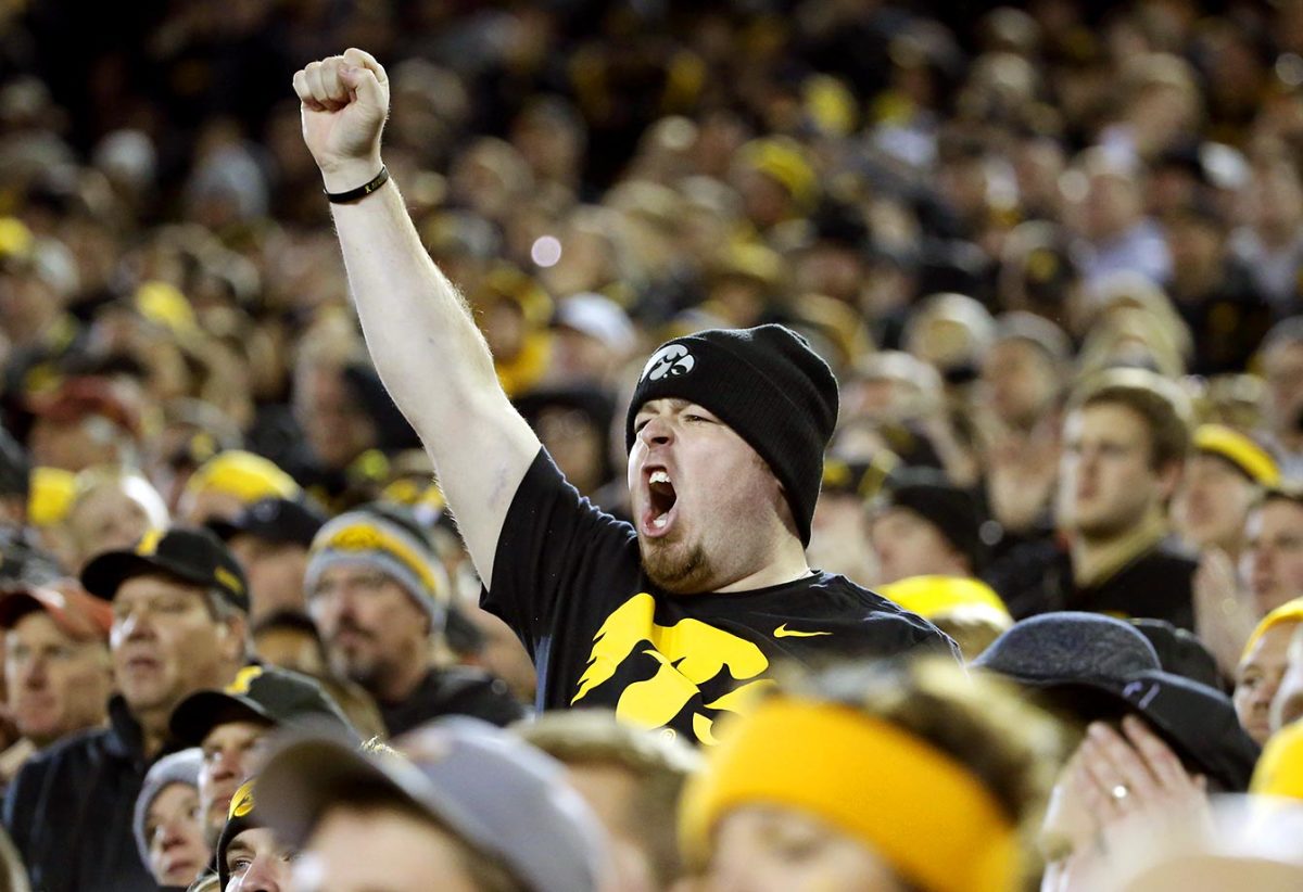 iowa-fans-d095cd9bce2443c6bae126db674e192c0.jpg