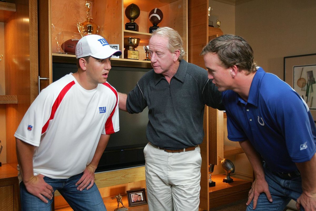 2006-eli-archie-peyton-manning.jpg