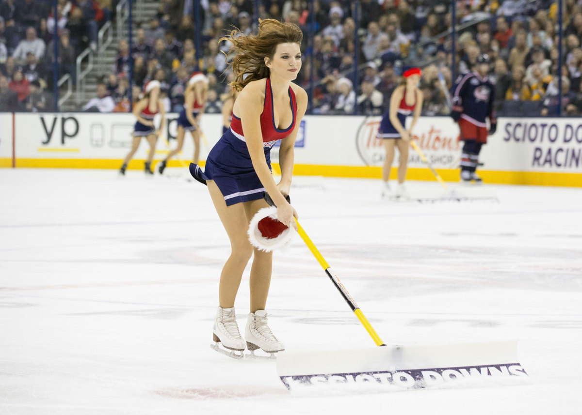 Columbus-Blue-Jackets-Ice-Crew-Girls-CEH141213047_Penguins_at_CBJ-(1).jpg