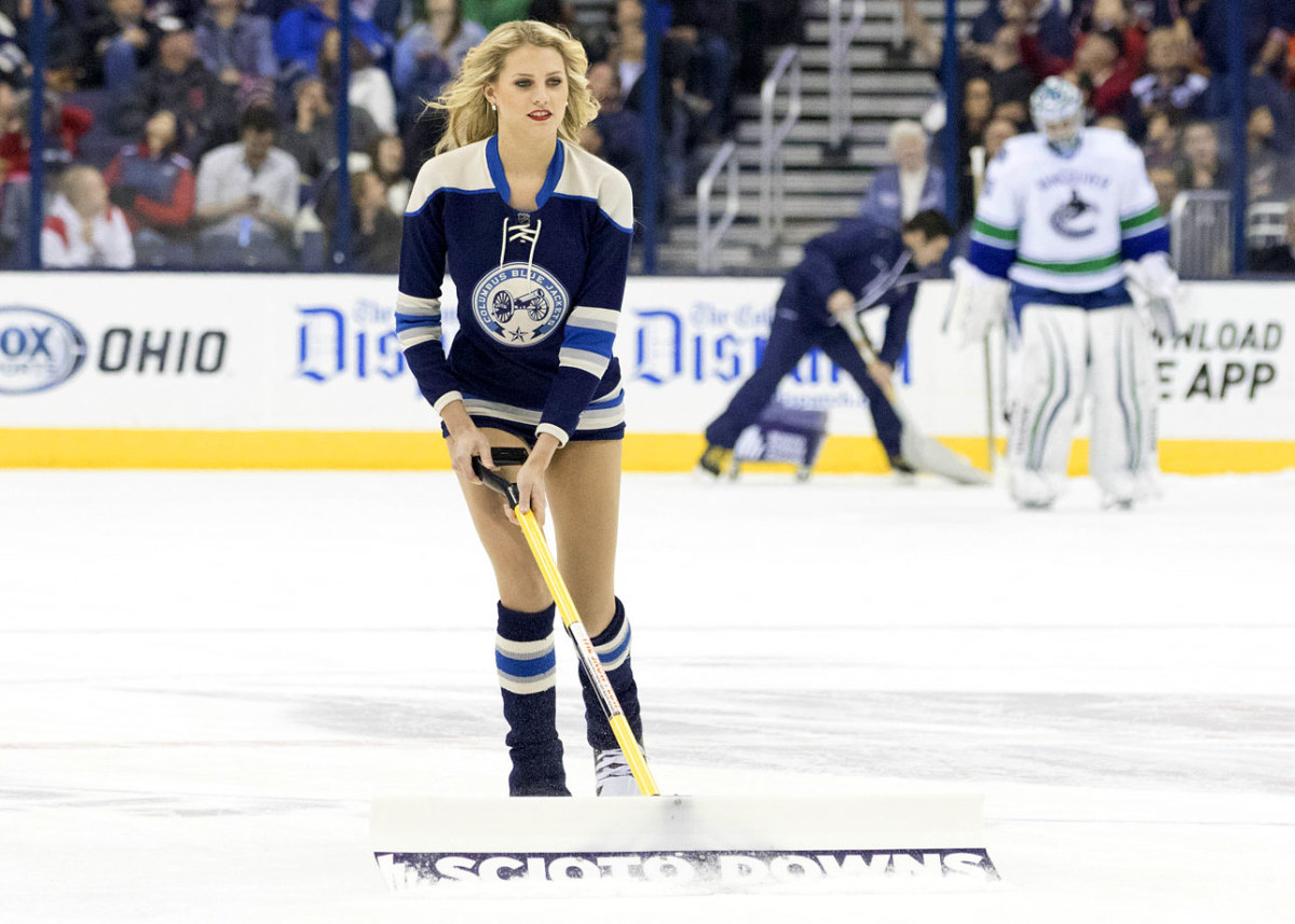 Columbus-Blue-Jackets-Ice-Crew-Girls-CEH141128037_Canucks_at_CBJ.jpg