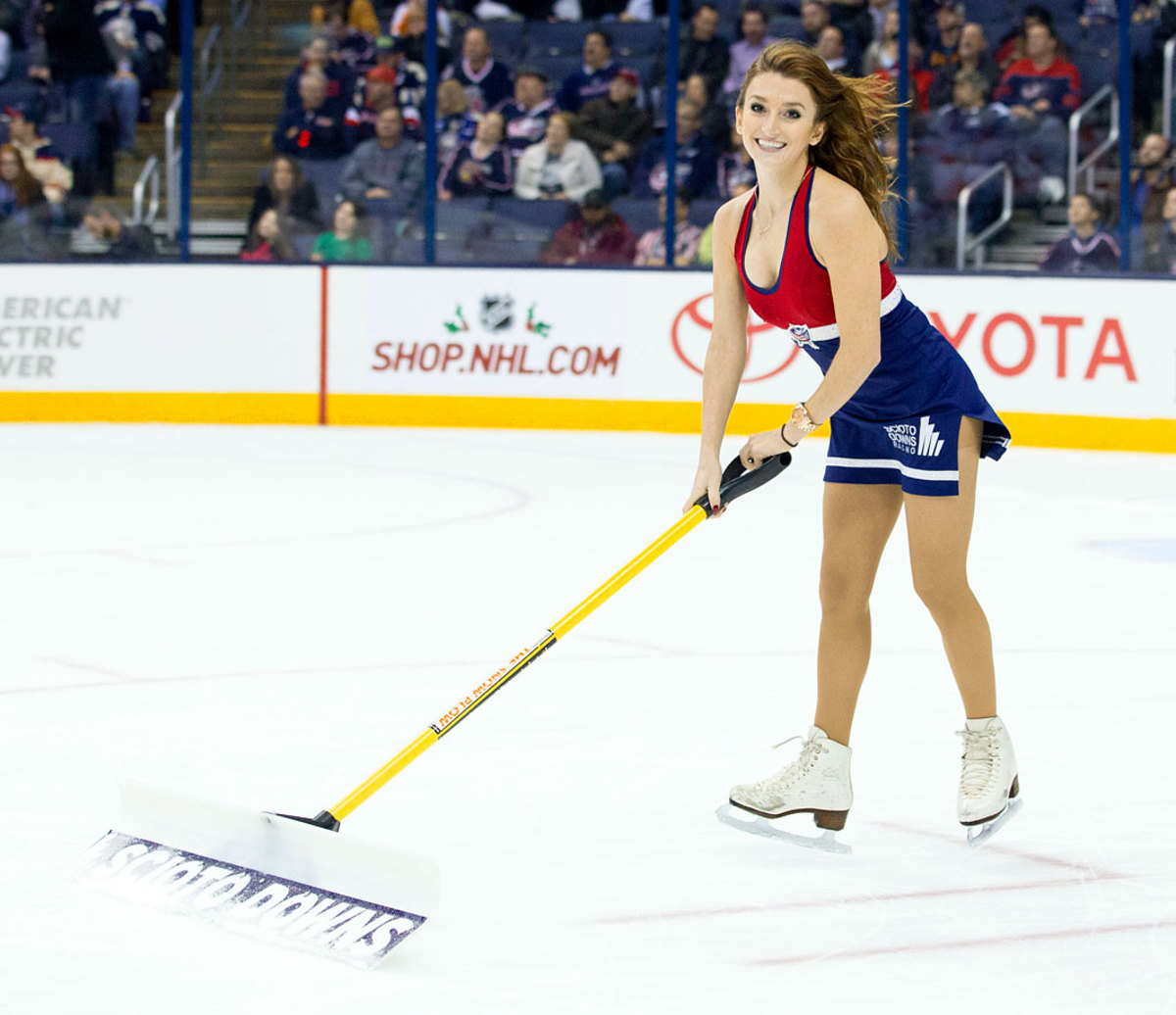 Columbus-Blue-Jackets-Ice-Crew-Girls-CEH141209069_Flyers_at_CBJ.jpg