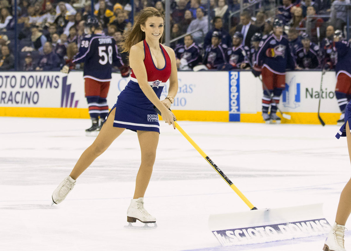 Columbus-Blue-Jackets-Ice-Crew-Girls-CEH141121063_Bruins_at_CBJ.jpg