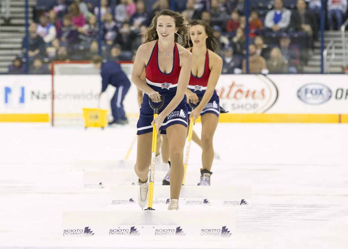 Columbus-Blue-Jackets-Ice-Crew-Girls-CEH141004030_Predators_at_CBJ.jpg