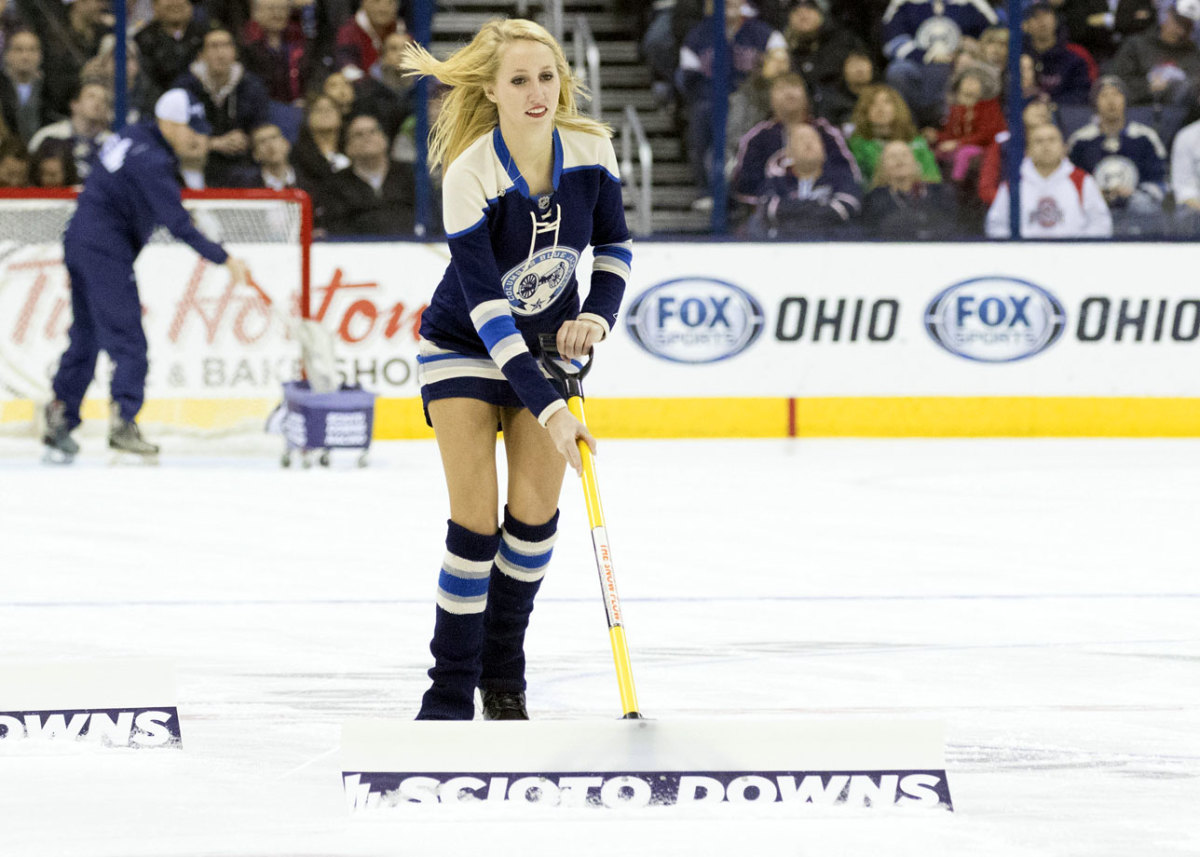 Columbus-Blue-Jackets-Ice-Crew-Girls-CEH141128072_Canucks_at_CBJ.jpg