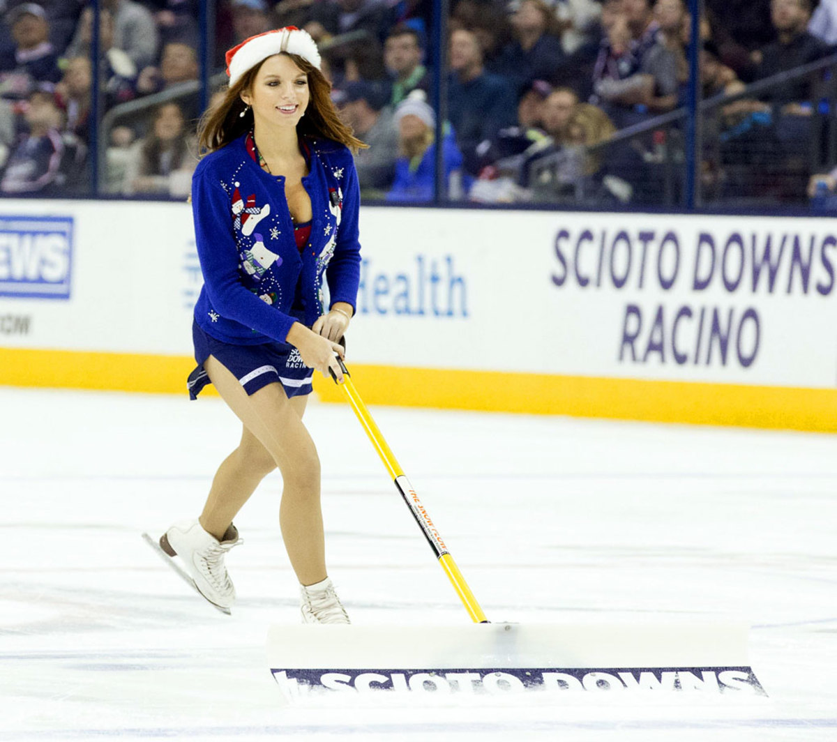 Columbus-Blue-Jackets-Ice-Crew-Girls-CEH141222062_Predators_at_CBJ.jpg