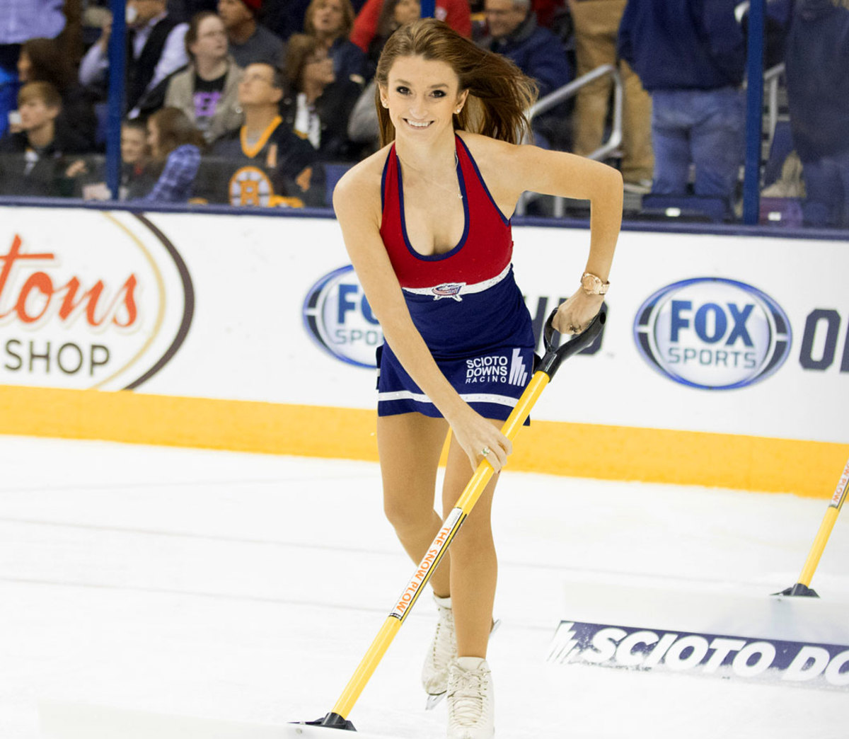 Columbus-Blue-Jackets-Ice-Crew-Girls-CEH141121033_Bruins_at_CBJ.jpg