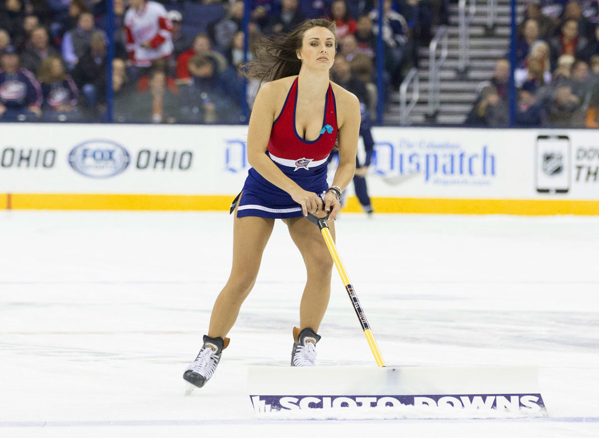 Columbus-Blue-Jackets-Ice-Crew-Girls-CEH141118021_Red_Wings_at_CBJ.jpg