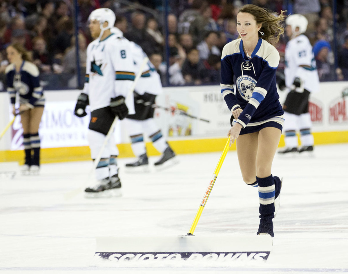 Columbus-Blue-Jackets-Ice-Crew-Girls-CEH141115045_Sharks_at_CBJ.jpg