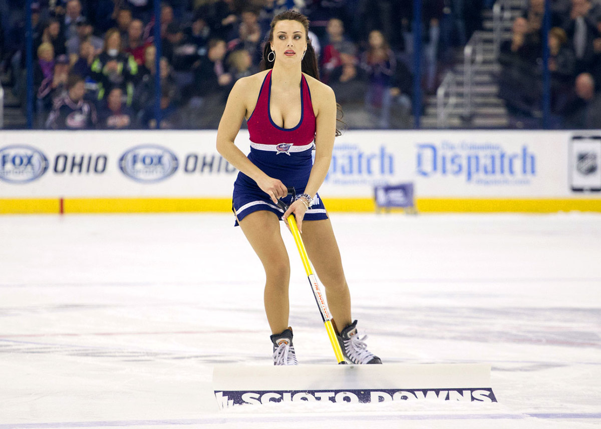 Columbus-Blue-Jackets-Ice-Crew-Girls-CEH150213039_Flyers_at_CBJ.jpg