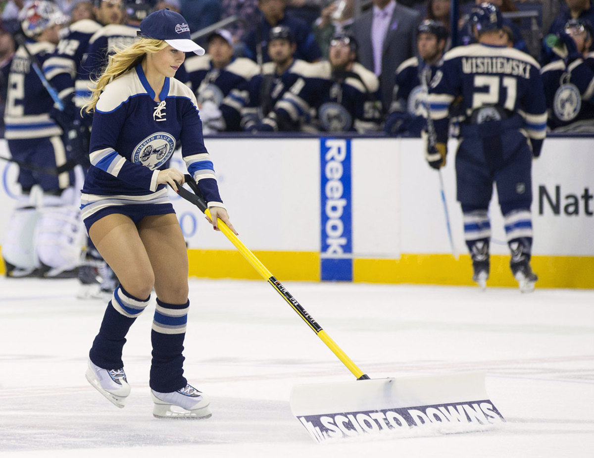 Columbus-Blue-Jackets-Ice-Crew-Girls-CEH141017028_Flames_at_CBJ.jpg