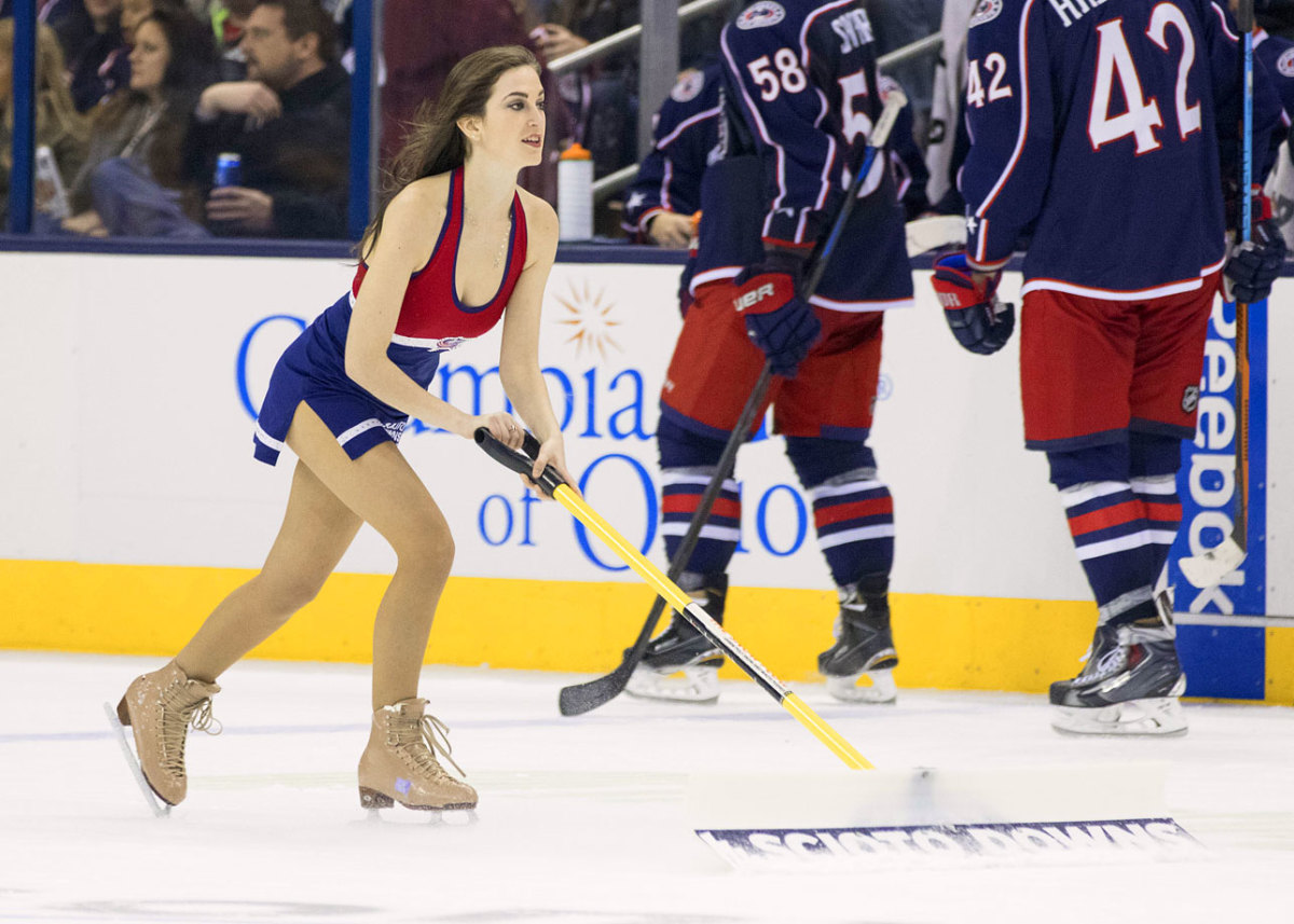 Columbus-Blue-Jackets-Ice-Crew-Girls-CEH141121059_Bruins_at_CBJ.jpg