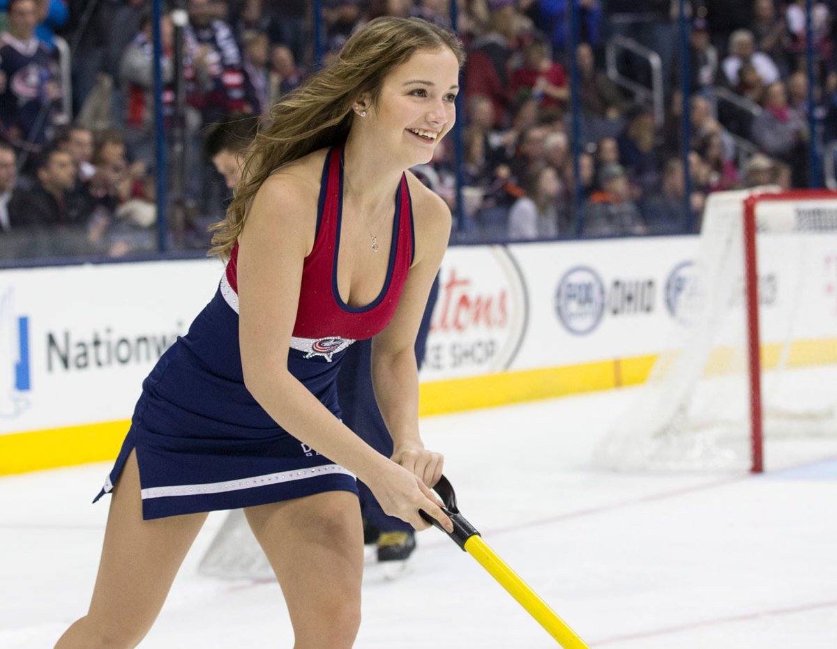 Columbus-Blue-Jackets-Ice-Crew-Girls-CEH141209031_Flyers_at_CBJ.jpg