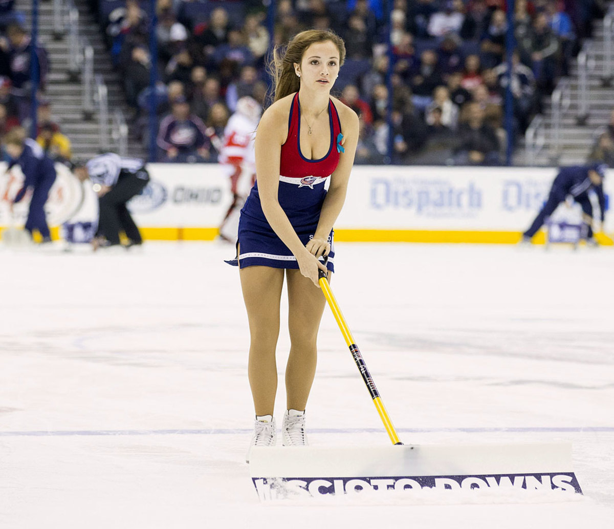 Columbus-Blue-Jackets-Ice-Crew-Girls-CEH141118023_Red_Wings_at_CBJ.jpg