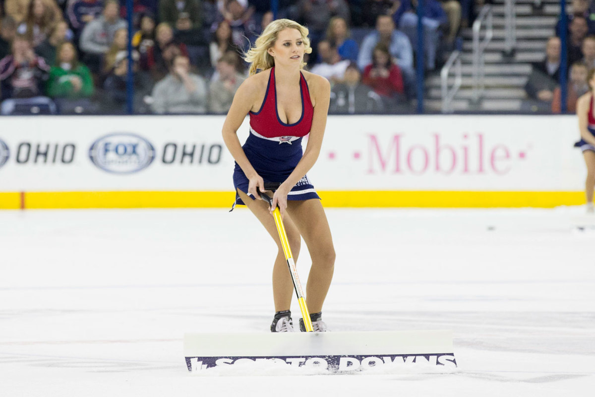 Columbus-Blue-Jackets-Ice-Crew-Girls-CEH141227032_Bruins_at_CBJ.jpg