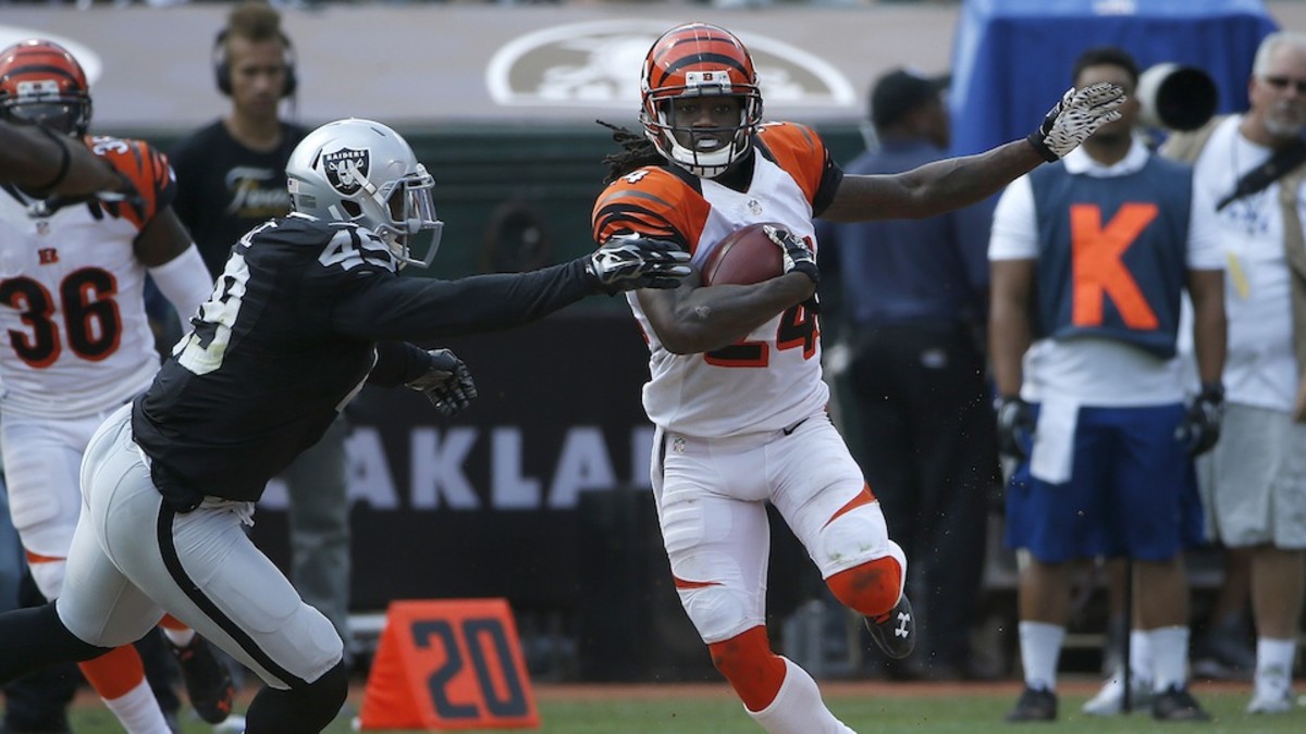 Cincinnati Bengals cornerback Adam Pacman Jones runs backwards during  football practice, Wednesday, May 19, 2010, in Cincinnati. (AP Photo/Al  Behrman Stock Photo - Alamy