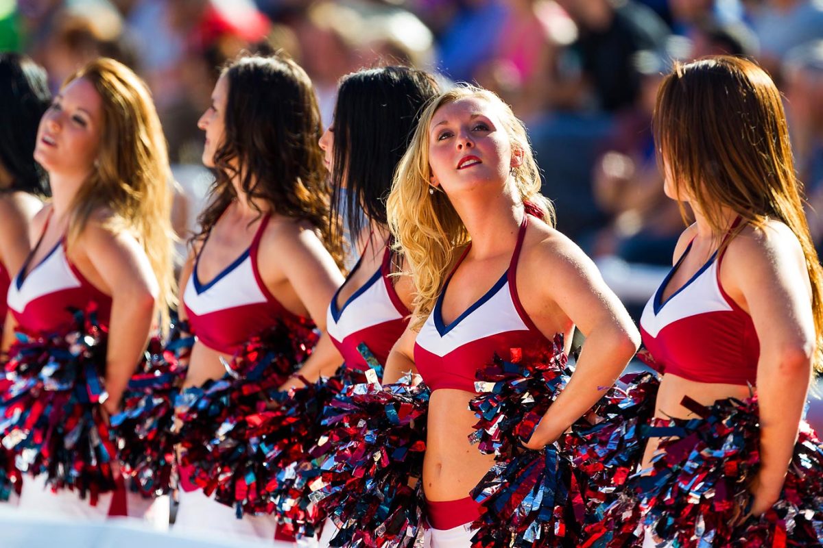 Montreal-Alouettes-9_Tiger-Cats_at_Alouettes.jpg