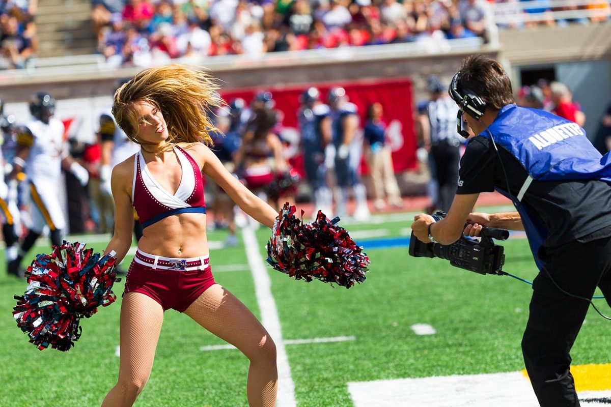 Montreal-Alouettes-DCC14090735_Tiger-Cats_at_Alouettes.jpg