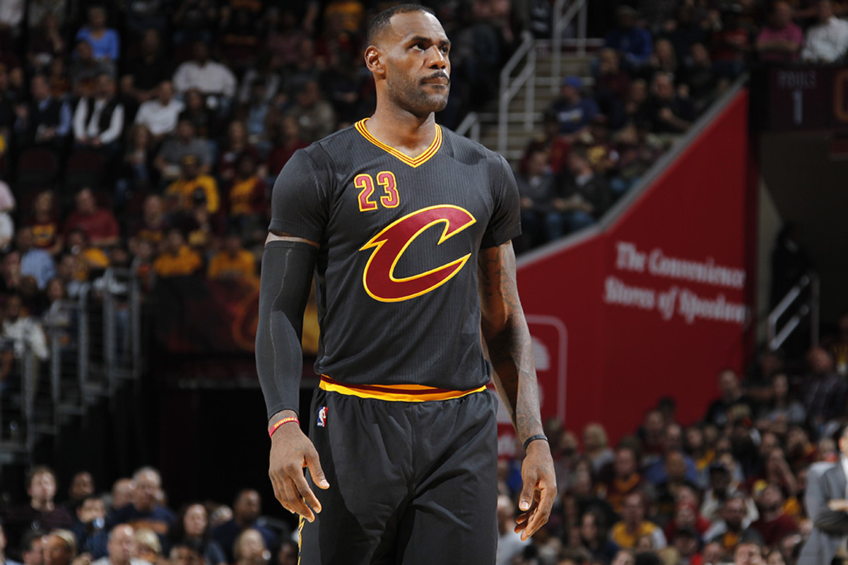 LeBron James rips the sleeves off of his sleeved jersey – SportsLogos.Net  News