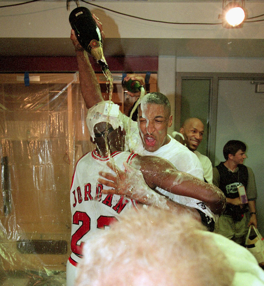 1996-0616-Scottie-Pippen-Michael-Jordan-champagne-001304064.jpg