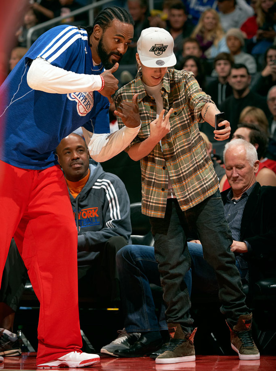 2012-1227-Jusitn-Bieber-Ronny-Turiaf-op5r-64616.jpg