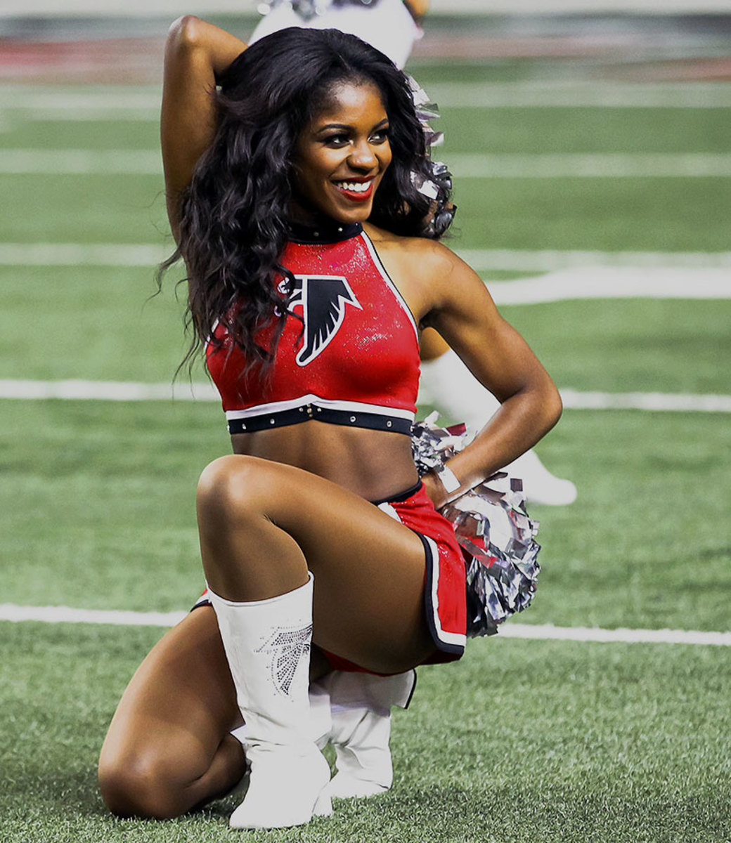 Atlanta-Falcons-cheerleaders-CFB1509140021_Eagles_at_Falcons.jpg