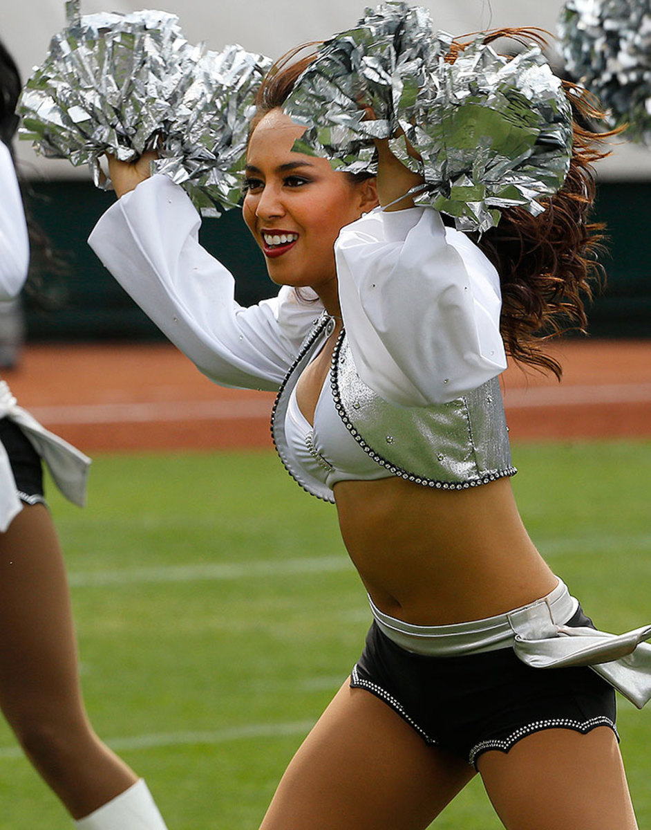 Oakland-Raiders-Raiderettes-cheerleaders-AP_218215510849.jpg