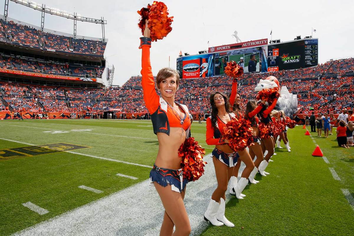 Denver-Broncos-cheerleaders-AP_116312280004.jpg