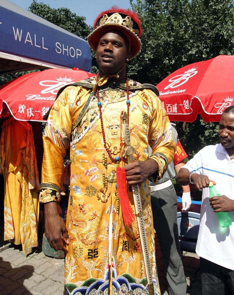 2006-Shaquille-O'Neal-costume-Great-Wall-of-China.jpg