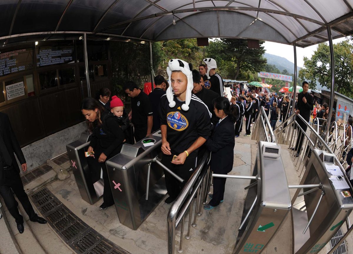 2013-Stephen-Curry-panda-hat-Great-Wall-of-China.jpg