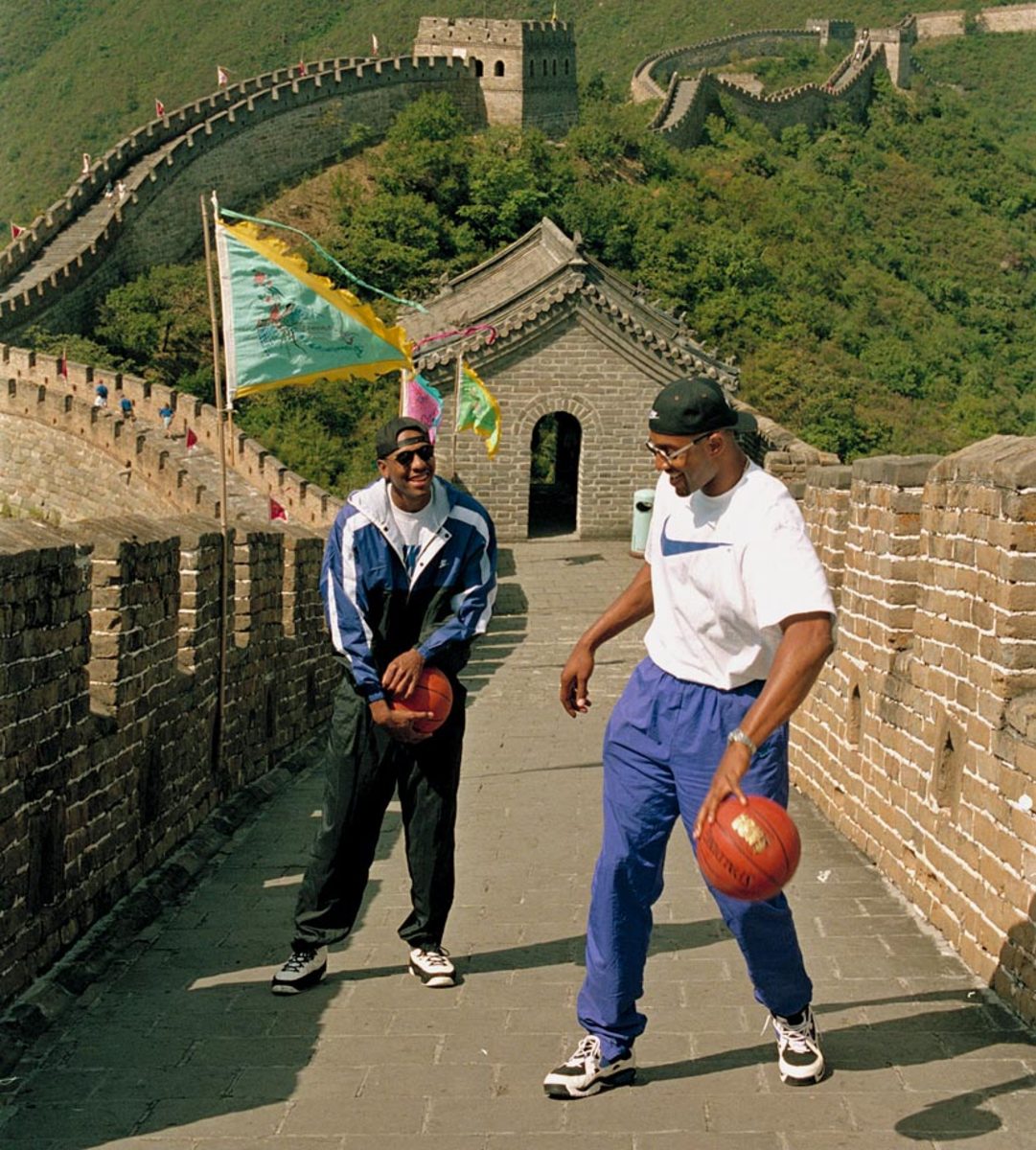 1994-Penny-Hardaway-Alonzo-Mourning-Great-Wall-of-China.jpg