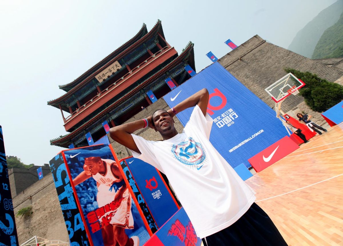 2010-Kevin-Durant-Great-Wall-of-China.jpg