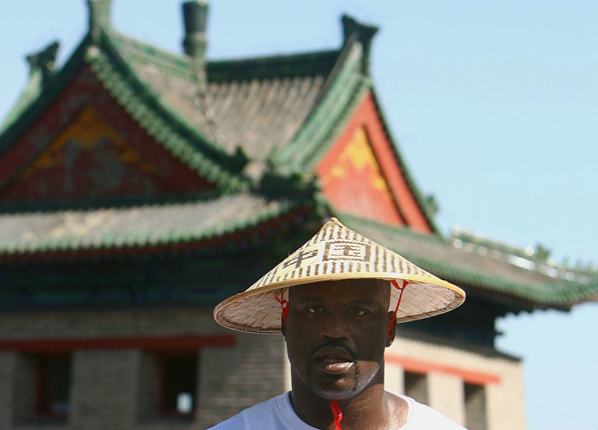 2006-Shaquille-O'Neal-hat-Great-Wall-of-China.jpg