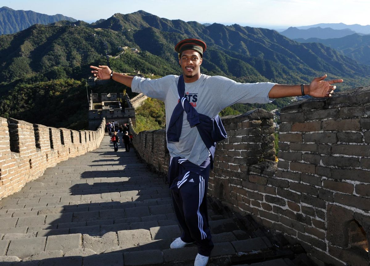 2010-Derrick-Favors-Great-Wall-of-China.jpg