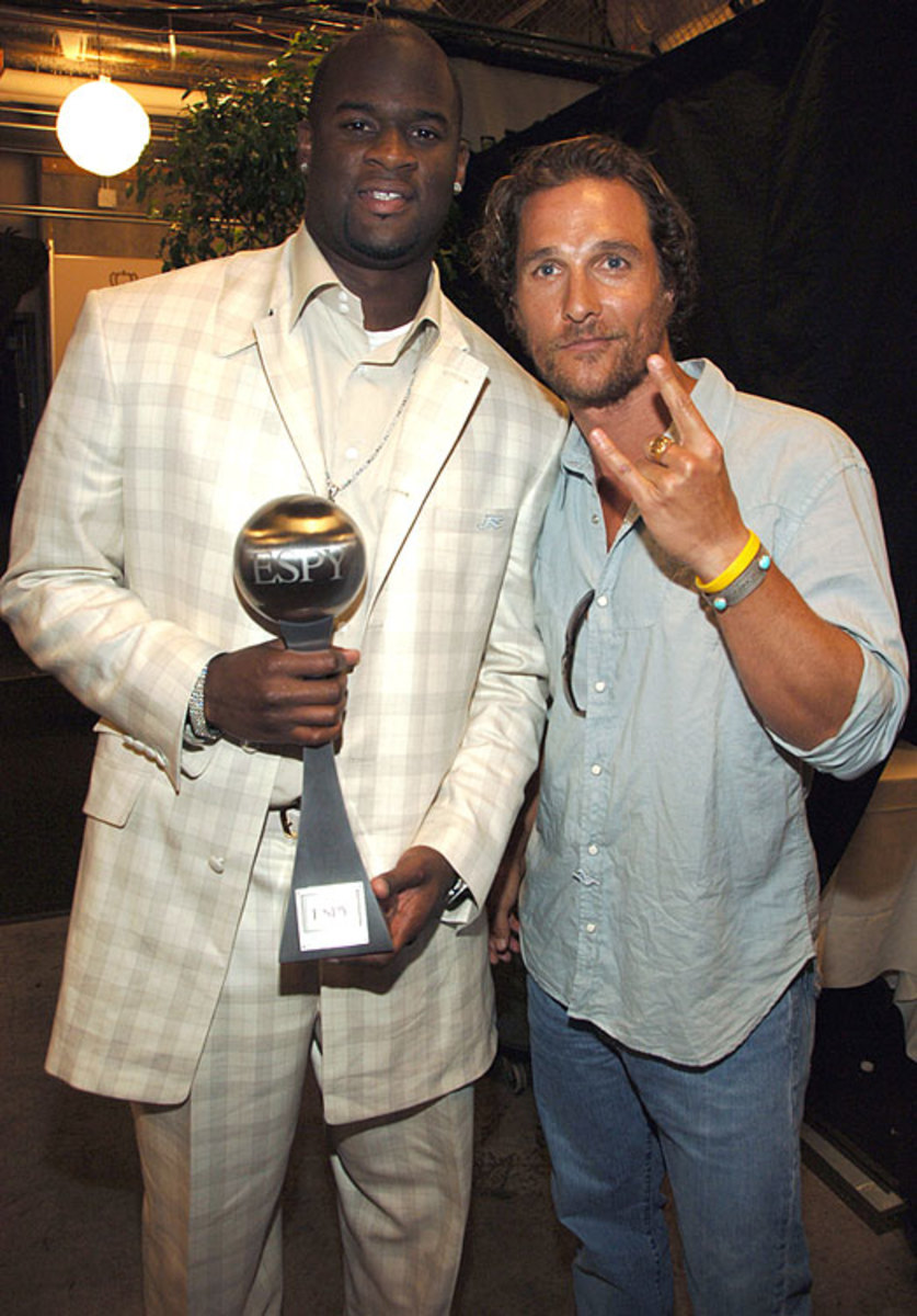 140310153315-2006-matthew-mcconaughey-vince-young-kodak-03-single-image-cut.jpg