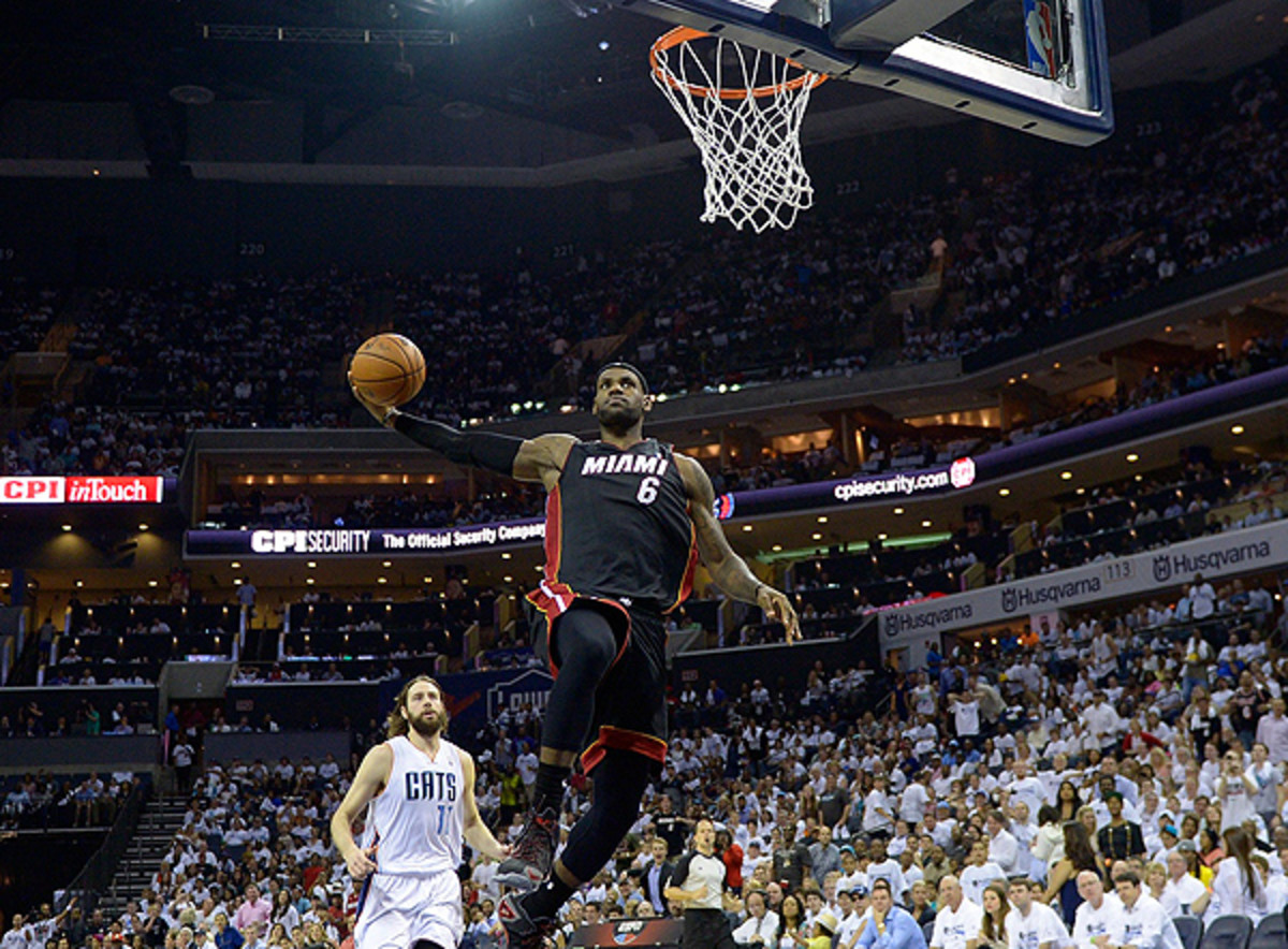 Джун данк. Данк Майкла Джордана. LEBRON James Dunk. LEBRON James vs Michael Jordan.