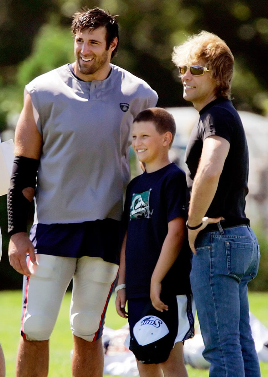 2006-0814-mike-vrabel-jon-bon-jovi-son-jesse.jpg